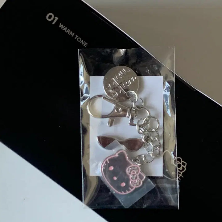 [SOLD OUT] 새상품) 참키링O 웜톤 웨이크메이크 헬로키티 레디백 립앤아이키트