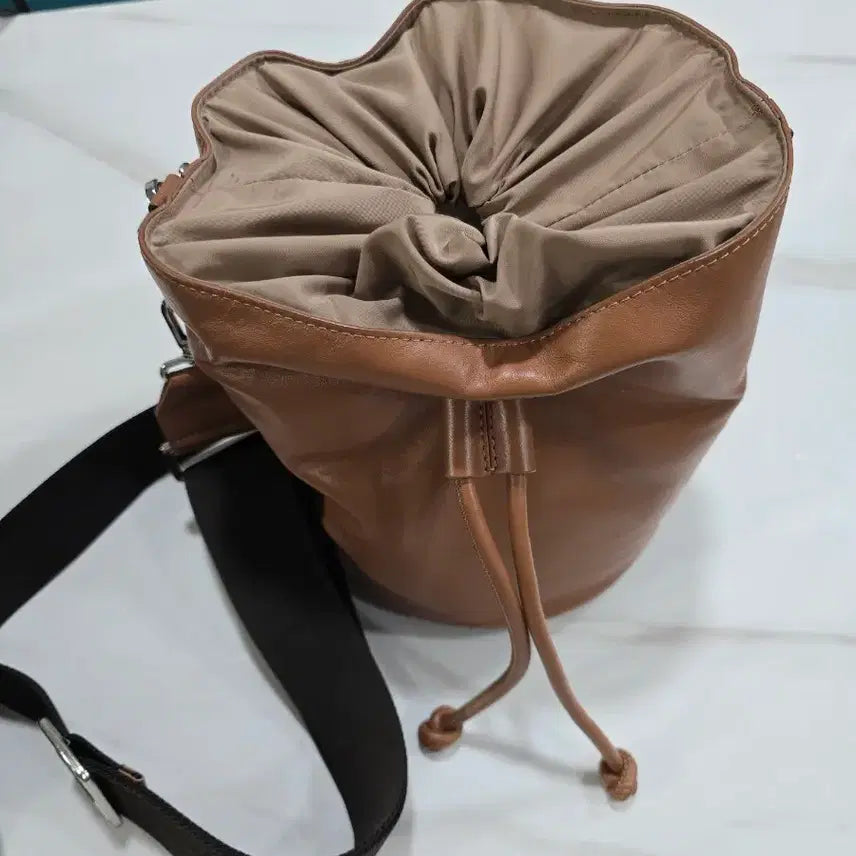 [BUNJANG] COS Leather Cylindrical Handbag Shoulder Bag / cos 코스 버킷백/코스  가죽 원통형 핸드백 숄더백
