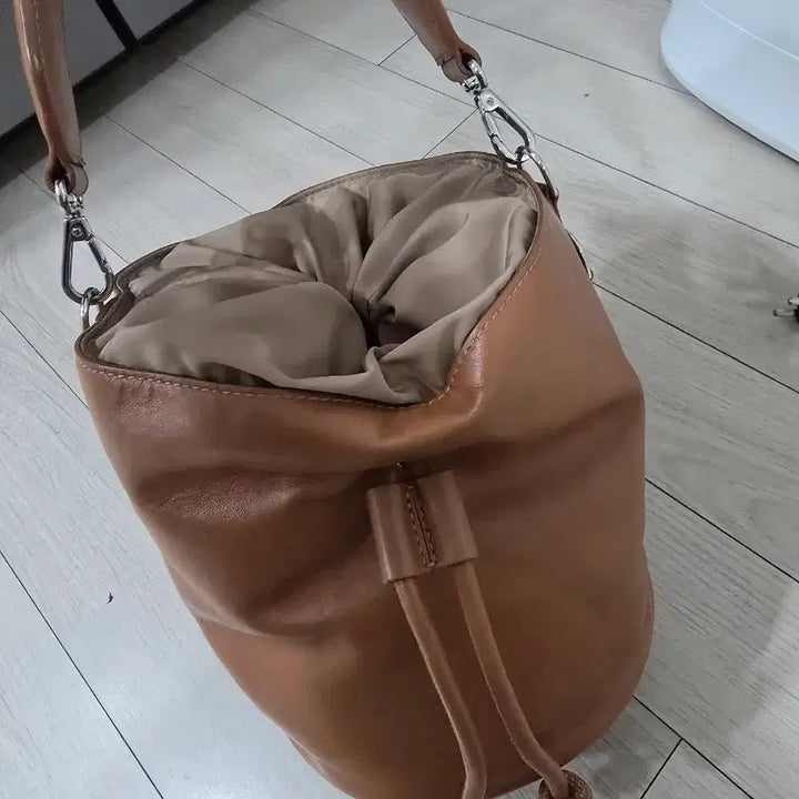 [BUNJANG] COS Leather Cylindrical Handbag Shoulder Bag / cos 코스 버킷백/코스  가죽 원통형 핸드백 숄더백