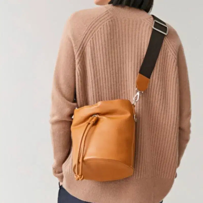 [BUNJANG] COS Leather Cylindrical Handbag Shoulder Bag / cos 코스 버킷백/코스  가죽 원통형 핸드백 숄더백