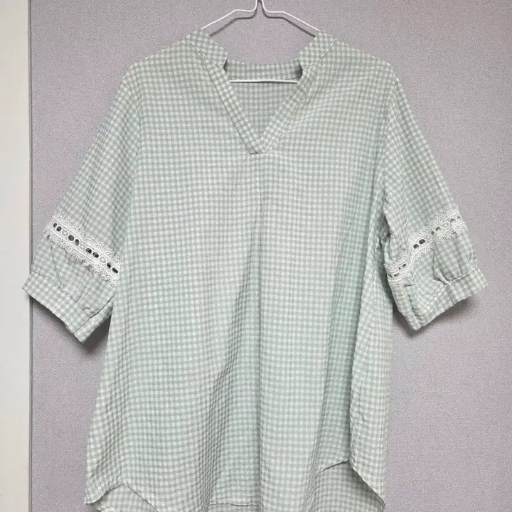 [SOLD OUT] 브이넥 체크 반팔 블라우스