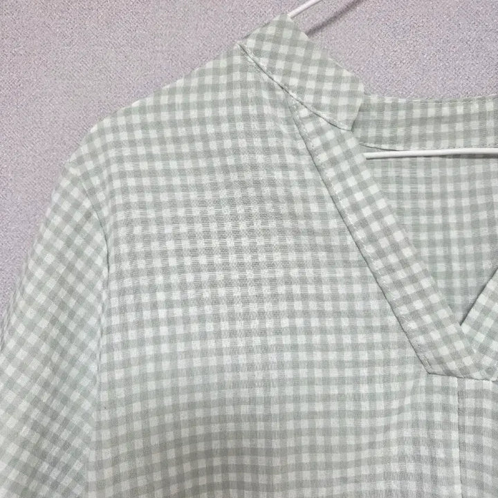 [SOLD OUT] 브이넥 체크 반팔 블라우스