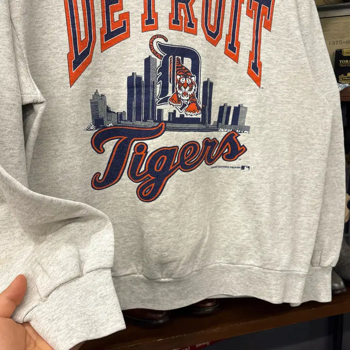 [BUNJANG] Delta Detroit Tigers City Graphic Sweatshirt / 90s 델타 MLB 디트로이트 타이거즈 시티 그래픽 스웻셔츠 N1235