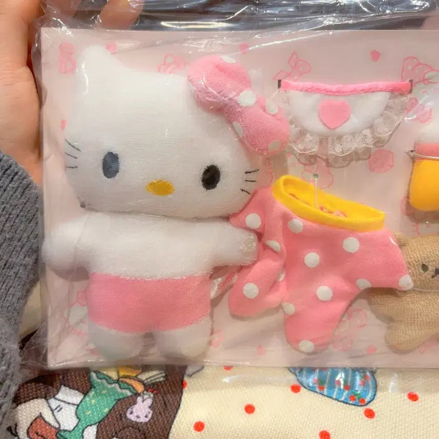 [BUNJANG] Sanrio Hello Kitty Baby Doll Dress-Up Set / 고전 산리오 헬로키티 베이비 인형 옷 갈아입히기 세트