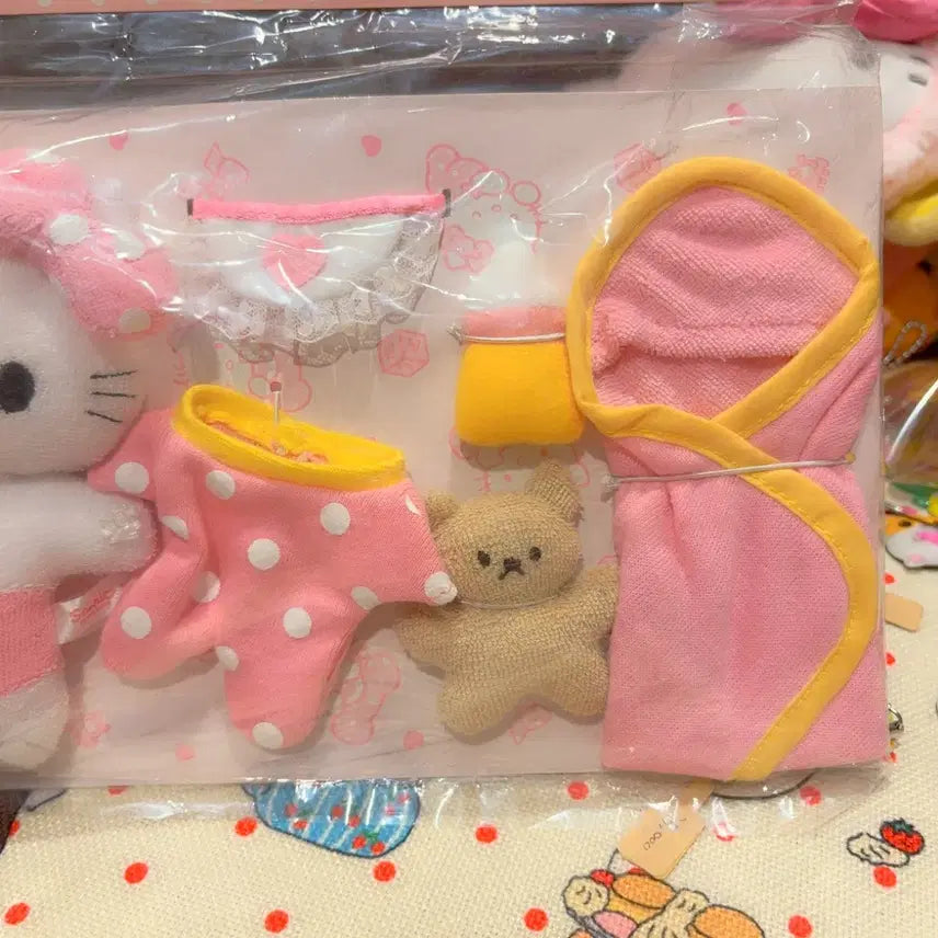 [BUNJANG] Sanrio Hello Kitty Baby Doll Dress-Up Set / 고전 산리오 헬로키티 베이비 인형 옷 갈아입히기 세트