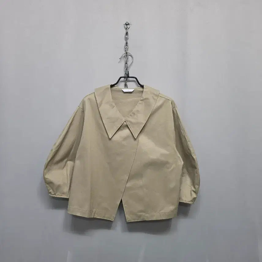 [SOLD OUT] J DEW 카라넥 크롭 블라우스 베이지