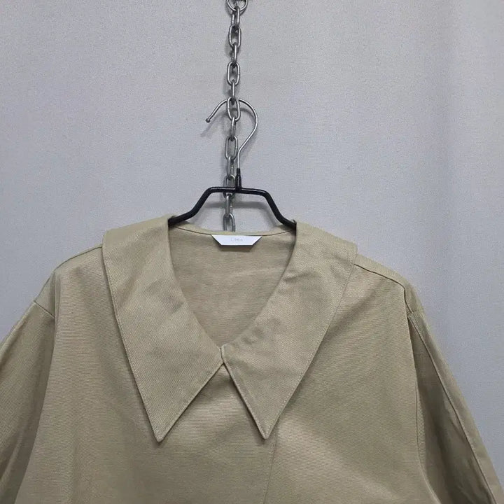 [SOLD OUT] J DEW 카라넥 크롭 블라우스 베이지