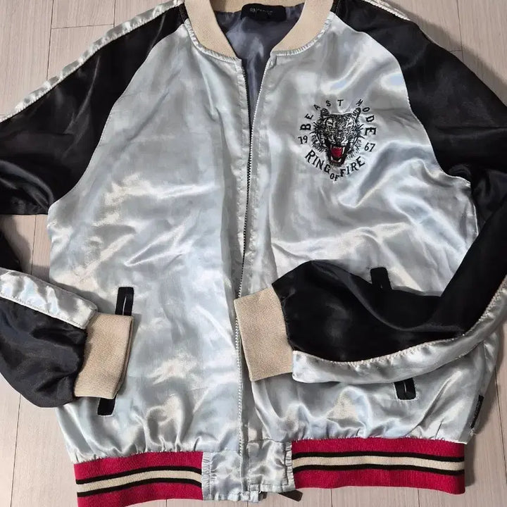 [BUNJANG] Ring of Fire Tiger Satin Souvenir Jacket (Size M) / (자수포인트) 링오브파이어 호랑이 사틴 스카잔 점퍼 (사이즈 M)