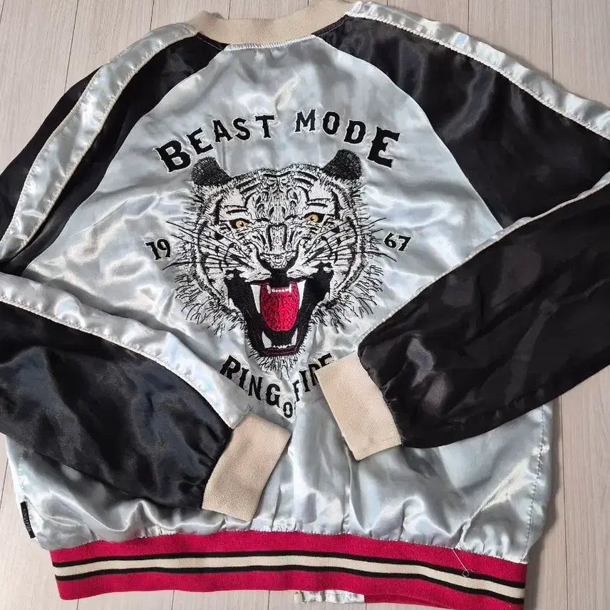 [BUNJANG] Ring of Fire Tiger Satin Souvenir Jacket (Size M) / (자수포인트) 링오브파이어 호랑이 사틴 스카잔 점퍼 (사이즈 M)