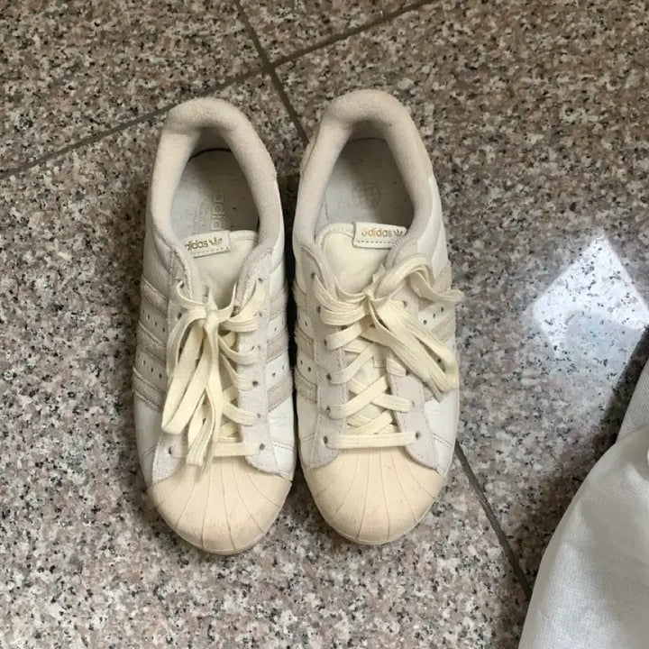 [SOLD OUT] 도쿄구매)아디다스 슈퍼스타82 화이트 알루미늄 230