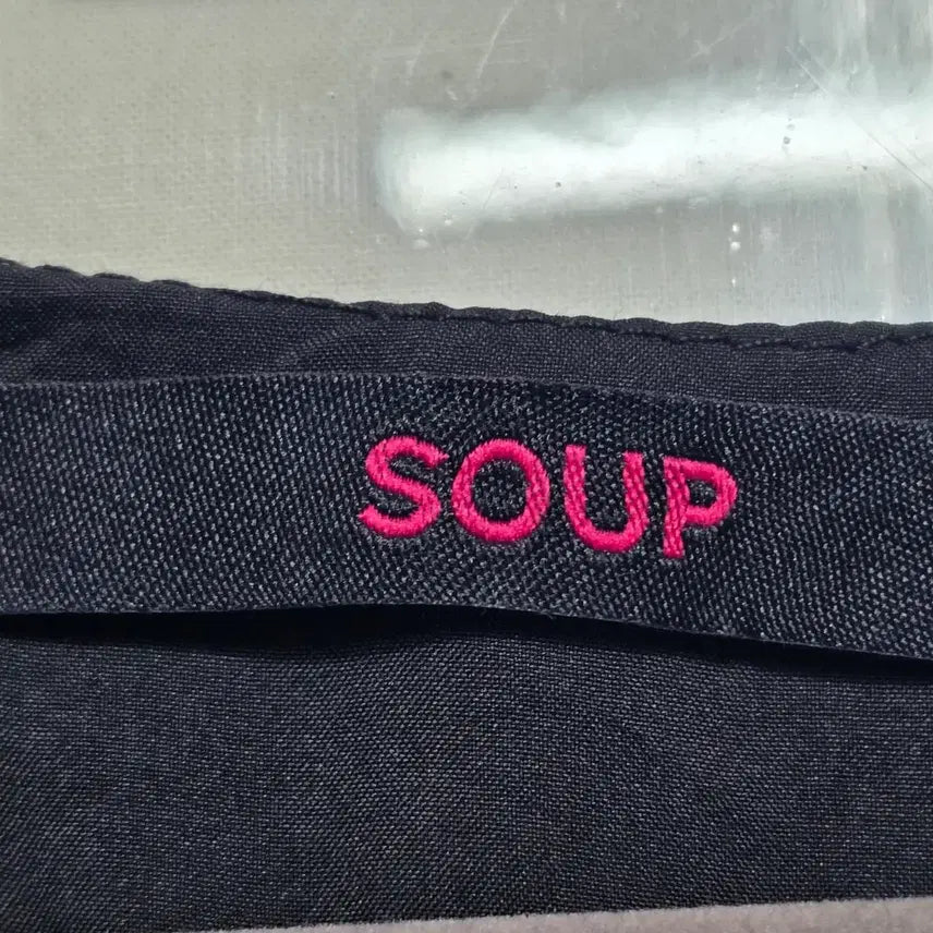 [BUNJANG] 0469 SOUP 블랙 퍼프소매 블라우스 / 여성 프리사이즈 / 23년 / 0469 SOUP 블랙 퍼프소매 블라우스 / 여성 프리사이즈 / 23년