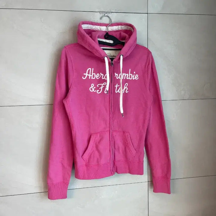 [BUNJANG] Abercrombie &amp; Fitch Spell Logo Fitted Hoodie [M] / 아베크롬비 스펠로고 딱붙핏 딸기우유 후드집업 [M]
