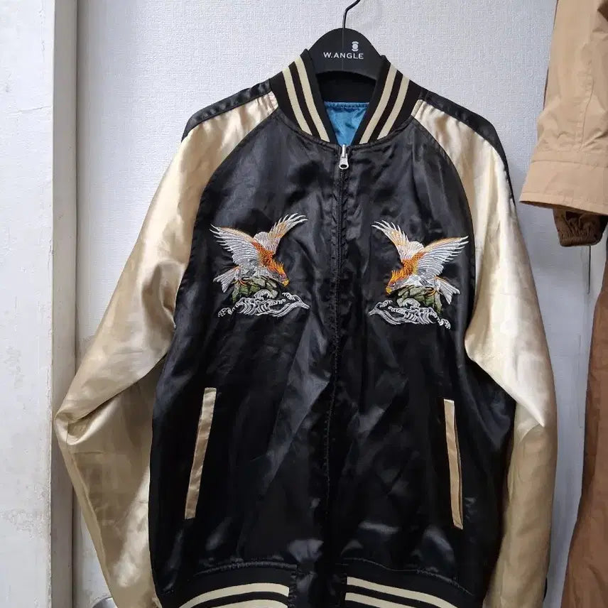 [BUNJANG] Embroidered Eagle Black/Gold Baseball Jacket / 자수 독수리 블랙/골드 야구 점퍼100