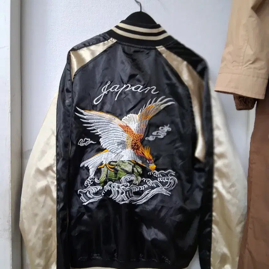 [BUNJANG] Embroidered Eagle Black/Gold Baseball Jacket / 자수 독수리 블랙/골드 야구 점퍼100