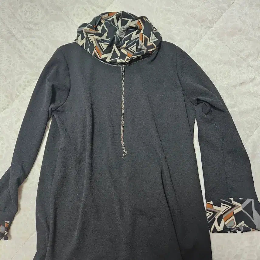 [BUNJANG] Black Patterned Turtleneck Long Sleeve Shirt / 블랙 패턴 터틀넥 긴팔 티셔츠