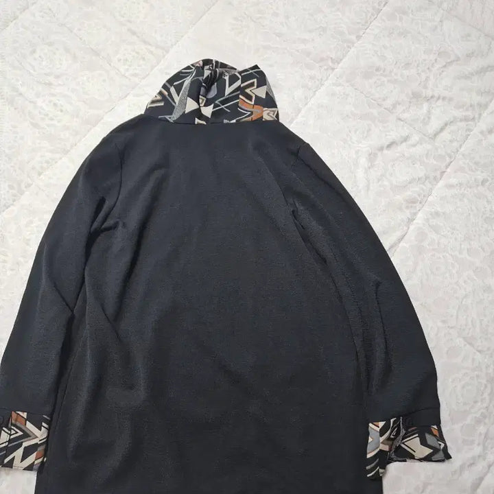 [BUNJANG] Black Patterned Turtleneck Long Sleeve Shirt / 블랙 패턴 터틀넥 긴팔 티셔츠