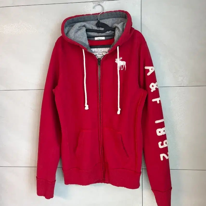 [BUNJANG] Abercrombie &amp; Fitch Spell Logo Reindeer Hooded Zip-up Jacket / 아베크롬비 스펠로고 화이트 순록 후드집업 레드 [M]