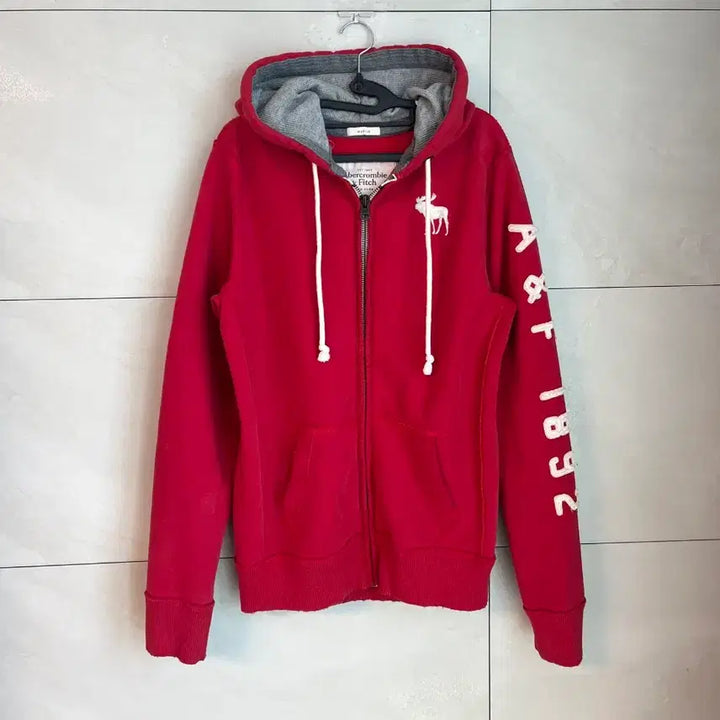 [BUNJANG] Abercrombie &amp; Fitch Spell Logo Reindeer Hooded Zip-up Jacket / 아베크롬비 스펠로고 화이트 순록 후드집업 레드 [M]