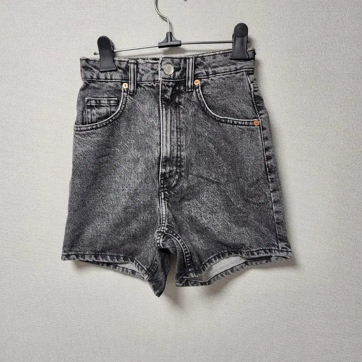 [BUNJANG] ZARA Black Washed Denim Shorts / [23] ZARA 블랙 워싱 데님 숏팬츠
