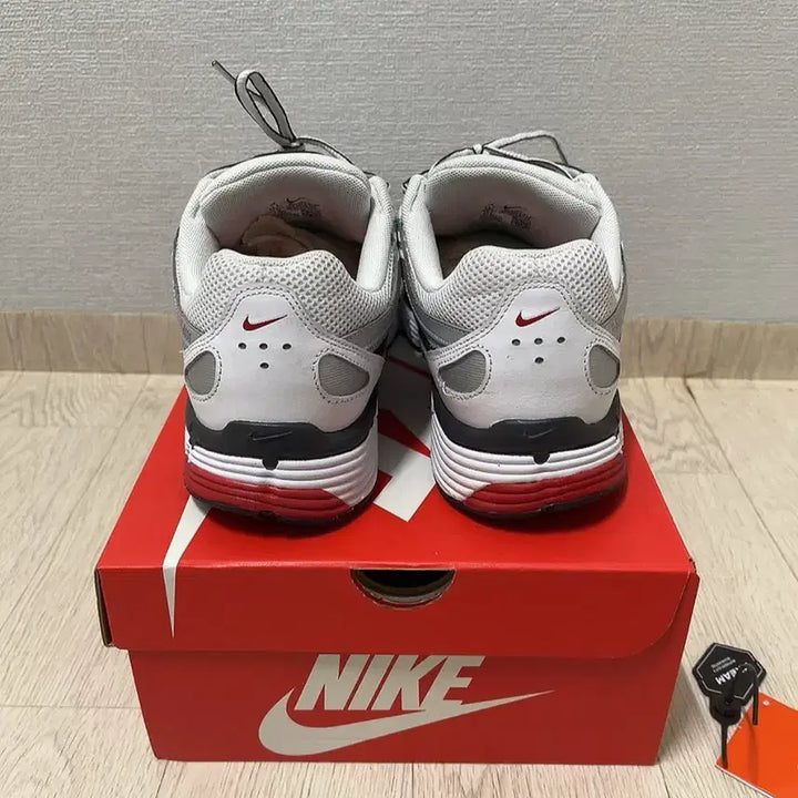 [SOLD OUT] 나이키 P-6000 메탈릭 실버레드