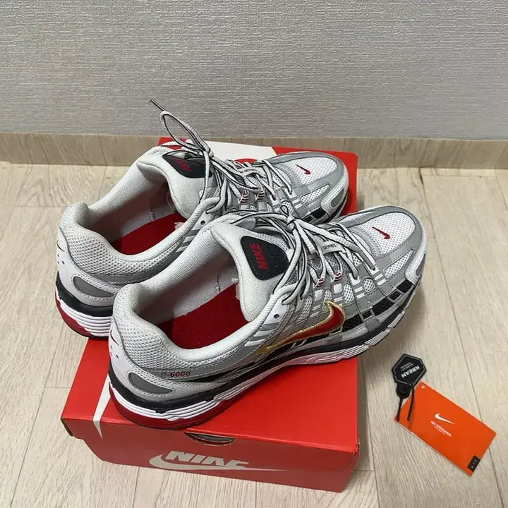 [SOLD OUT] 나이키 P-6000 메탈릭 실버레드