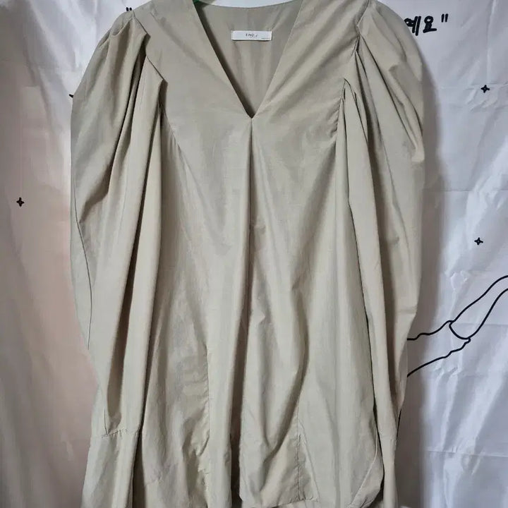 [BUNJANG] FIND J V-Neck Puff Blouse / FIND J 브이넥 퍼프 블라우스