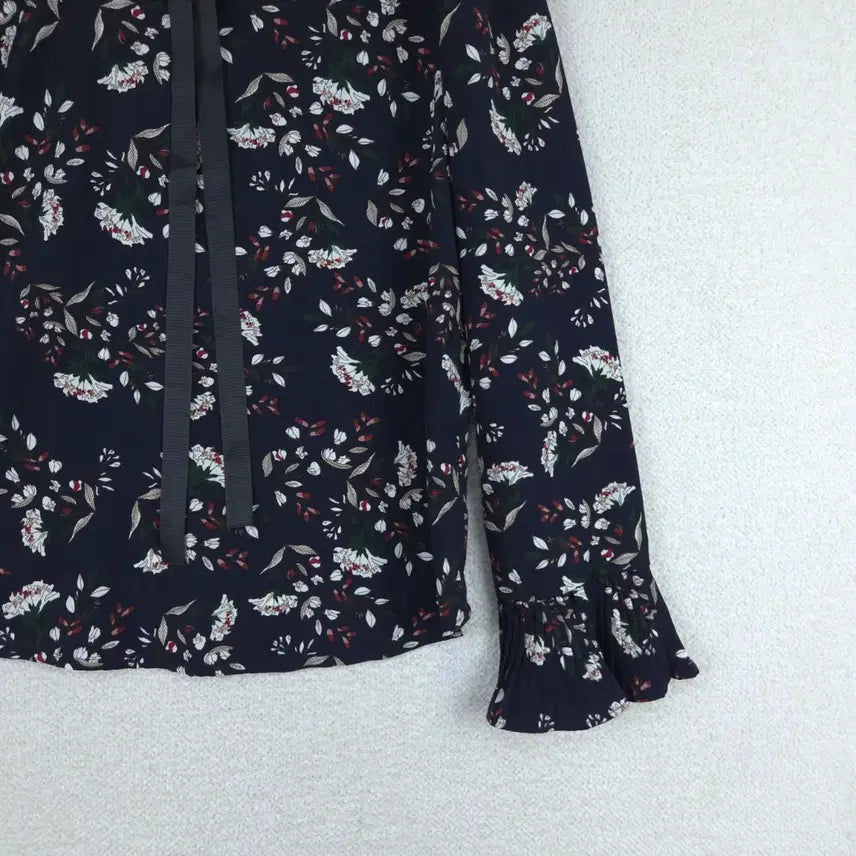 [BUNJANG] Floral Ribbon Blouse (Navy) - Women&