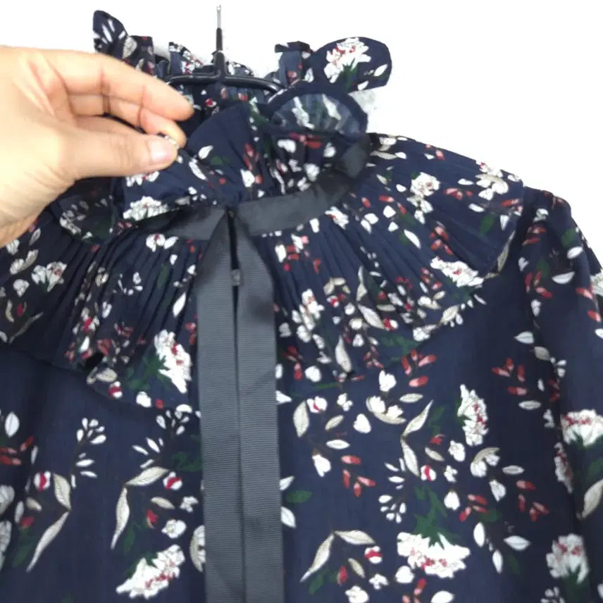 [BUNJANG] Floral Ribbon Blouse (Navy) - Women&