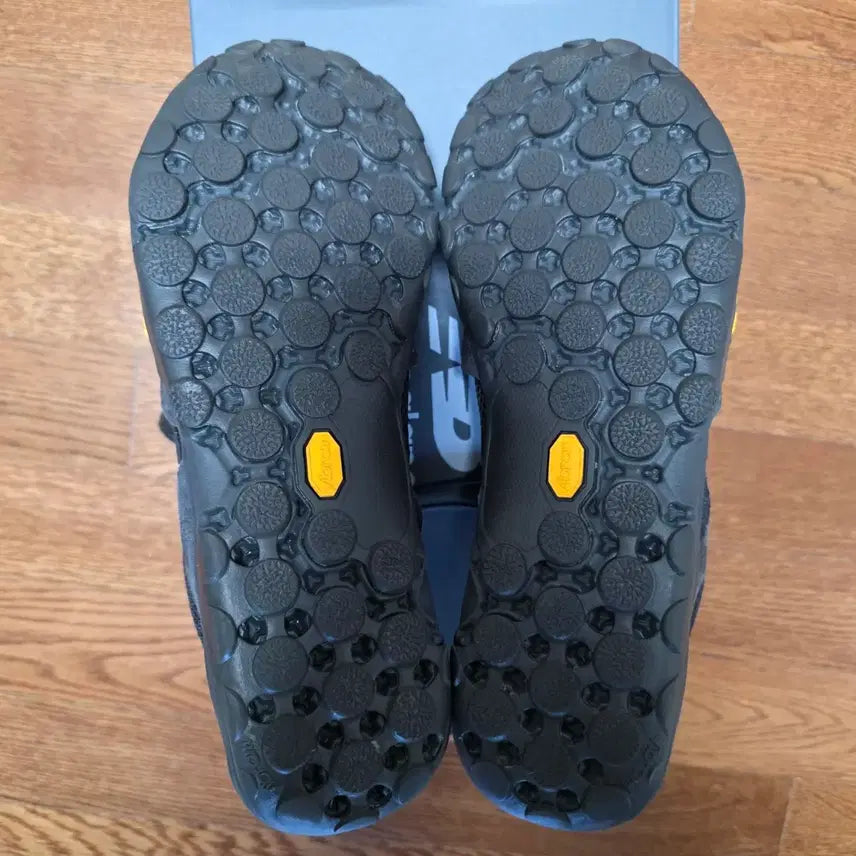[BUNJANG] New Balance MT10O Black Castle Rock Sneakers / [285] 뉴발란스 미니머스 MT10O 블랙 캐슬락