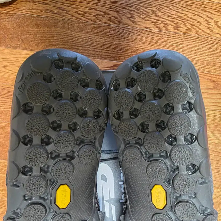 [BUNJANG] New Balance MT10O Black Castle Rock Sneakers / [285] 뉴발란스 미니머스 MT10O 블랙 캐슬락