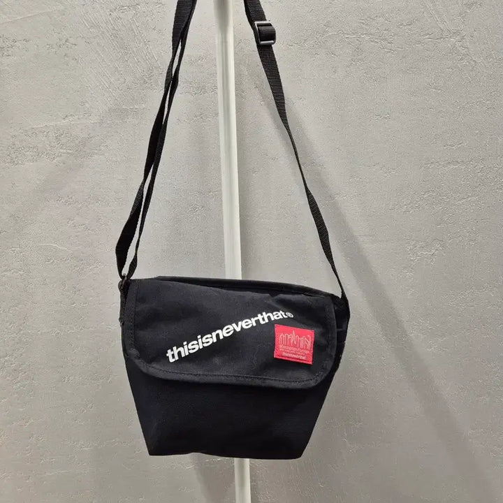 [BUNJANG] thisisneverthat Manhattan Portage Black Crossbody Bag / 디스이즈네버댓 맨하탄포티지 블랙 크로스백