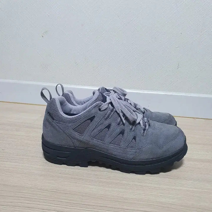 [BUNJANG] Nepa Kanneto Traction Gore-Tex Low Hiking Shoes 270 / 네파 칸네토 트랙션 고어텍스 로우 등산화 270