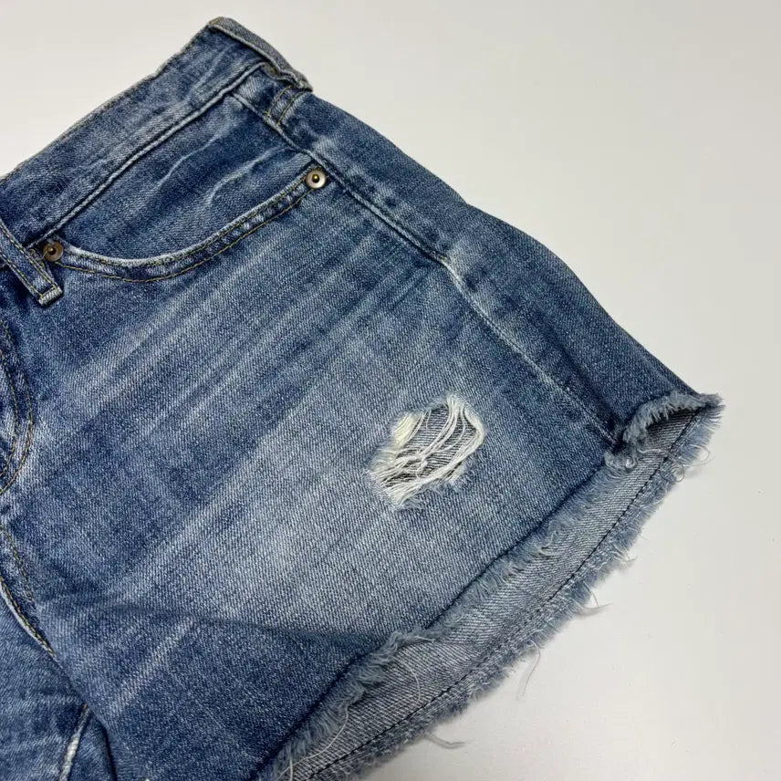 [BUNJANG] LOWRYS FARM Denim Cut-Off Shorts / 로리즈팜 데미지 컷오프 데님 숏팬츠