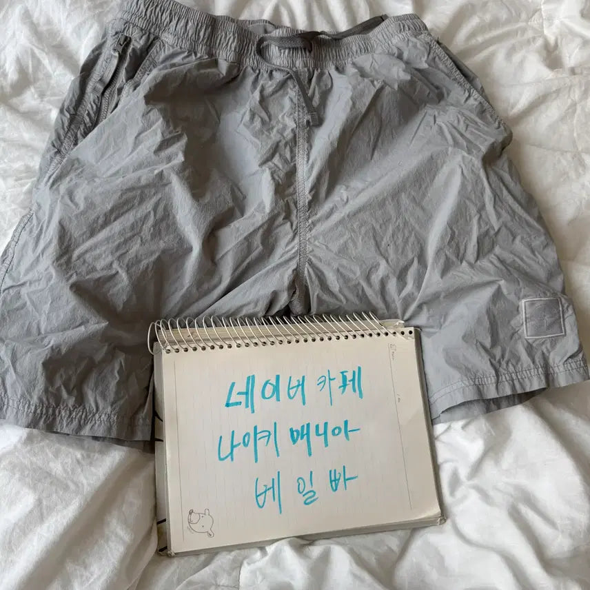 [SOLD OUT] m)25ss 스톤아일랜드 고스트 컴포트 핏 트렁크 팬츠 더스트그레이