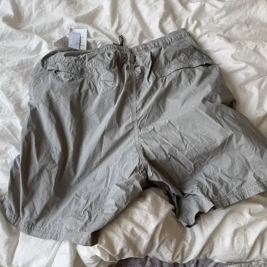 [SOLD OUT] m)25ss 스톤아일랜드 고스트 컴포트 핏 트렁크 팬츠 더스트그레이