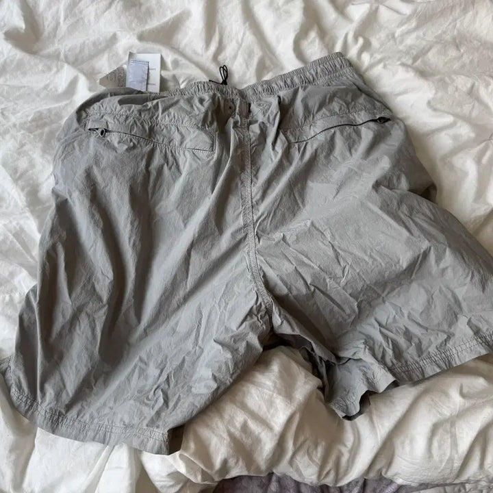 [SOLD OUT] m)25ss 스톤아일랜드 고스트 컴포트 핏 트렁크 팬츠 더스트그레이