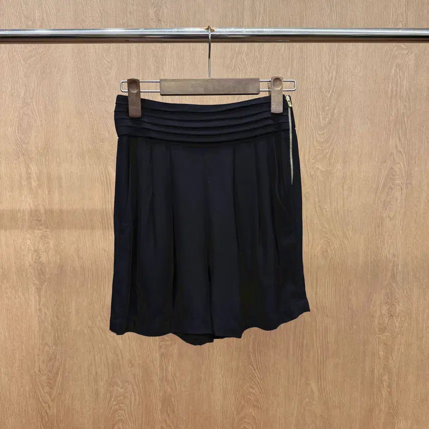 [BUNJANG] Sandro Pleated Wide Shorts with Gold Zipper - Black / 산드로 플리츠 디테일 와이드 쇼츠 팬츠 사이드 골드 지퍼 디테일 블랙