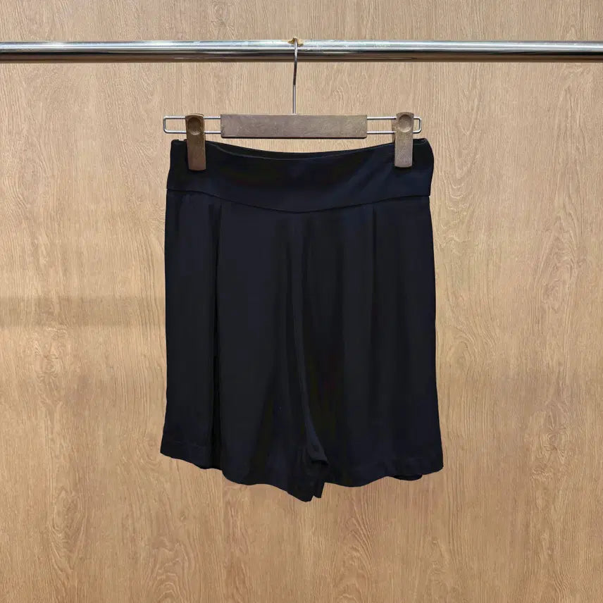 [BUNJANG] Sandro Pleated Wide Shorts with Gold Zipper - Black / 산드로 플리츠 디테일 와이드 쇼츠 팬츠 사이드 골드 지퍼 디테일 블랙