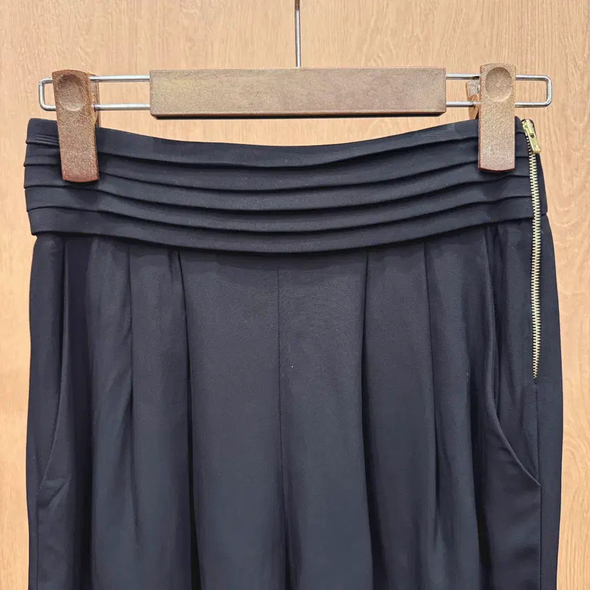 [BUNJANG] Sandro Pleated Wide Shorts with Gold Zipper - Black / 산드로 플리츠 디테일 와이드 쇼츠 팬츠 사이드 골드 지퍼 디테일 블랙