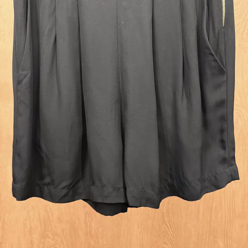 [BUNJANG] Sandro Pleated Wide Shorts with Gold Zipper - Black / 산드로 플리츠 디테일 와이드 쇼츠 팬츠 사이드 골드 지퍼 디테일 블랙