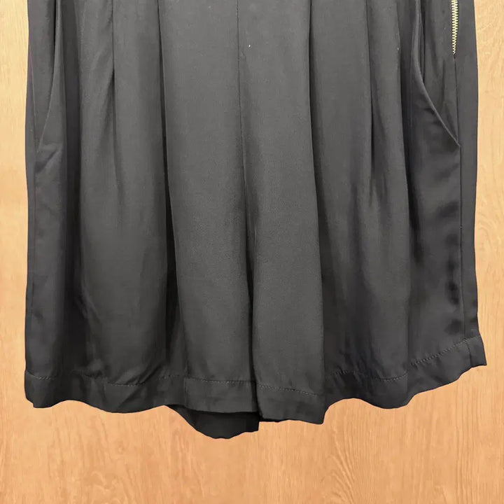 [BUNJANG] Sandro Pleated Wide Shorts with Gold Zipper - Black / 산드로 플리츠 디테일 와이드 쇼츠 팬츠 사이드 골드 지퍼 디테일 블랙