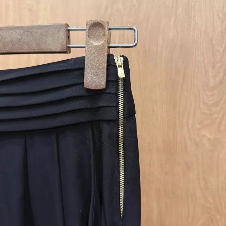 [BUNJANG] Sandro Pleated Wide Shorts with Gold Zipper - Black / 산드로 플리츠 디테일 와이드 쇼츠 팬츠 사이드 골드 지퍼 디테일 블랙