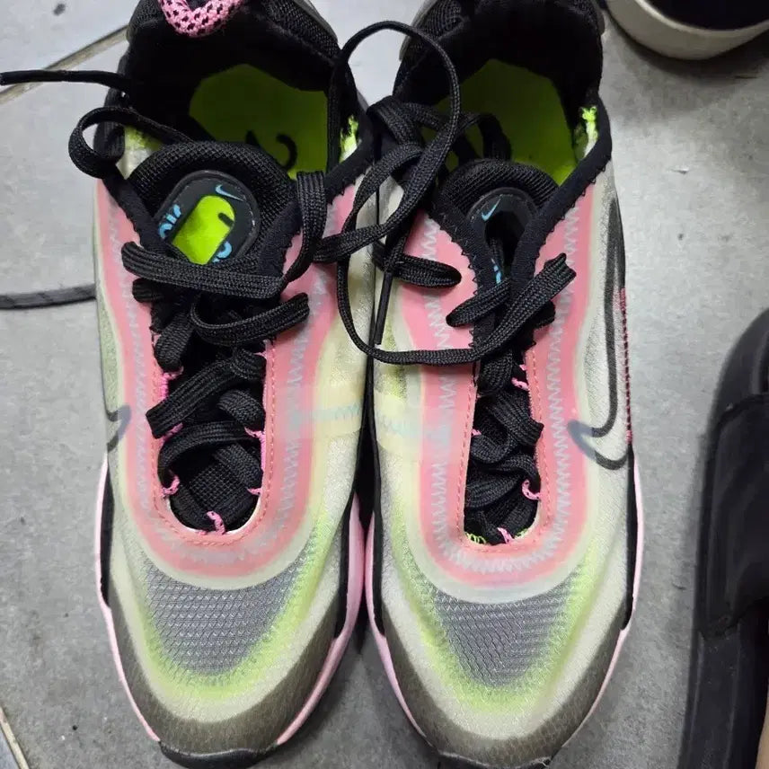 [BUNJANG] Nike Air Max 2090 Fluorescent Pink Sneakers (235) / 나이키 에어맥스 2090 형광 핑크 운동화235