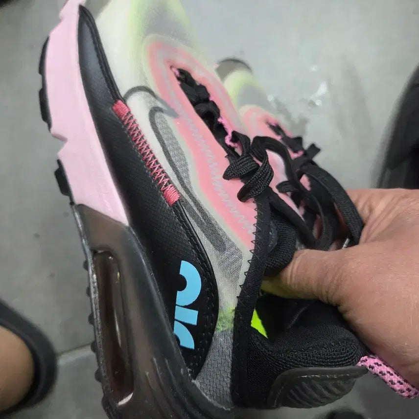 [BUNJANG] Nike Air Max 2090 Fluorescent Pink Sneakers (235) / 나이키 에어맥스 2090 형광 핑크 운동화235