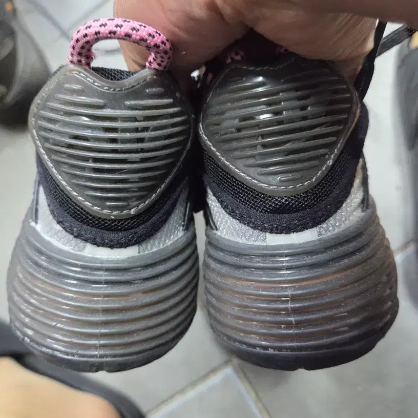 [BUNJANG] Nike Air Max 2090 Fluorescent Pink Sneakers (235) / 나이키 에어맥스 2090 형광 핑크 운동화235