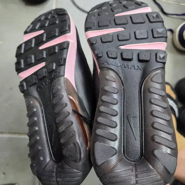 [BUNJANG] Nike Air Max 2090 Fluorescent Pink Sneakers (235) / 나이키 에어맥스 2090 형광 핑크 운동화235
