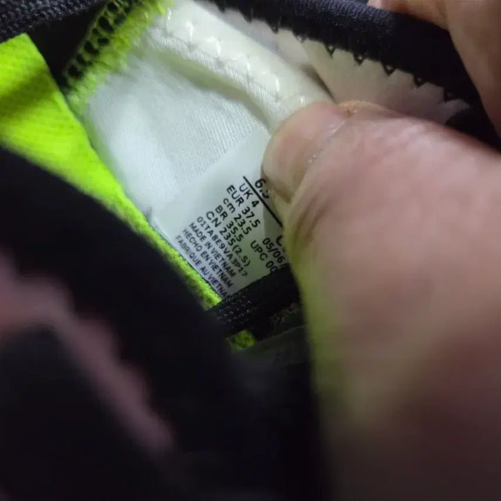 [BUNJANG] Nike Air Max 2090 Fluorescent Pink Sneakers (235) / 나이키 에어맥스 2090 형광 핑크 운동화235
