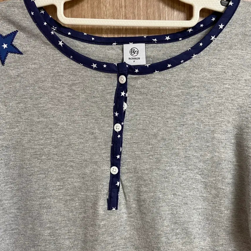 [SOLD OUT] RONRON 론론 스타패치 블로킹 헨리넥 롱슬리브 그레이