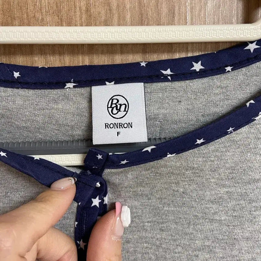 [SOLD OUT] RONRON 론론 스타패치 블로킹 헨리넥 롱슬리브 그레이