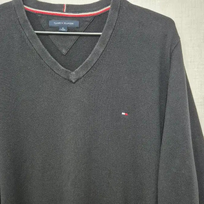 [BUNJANG] Tommy Hilfiger Black V-Neck Knit Long Sleeve / 타미힐피거 블랙 V넥 니트 긴팔
